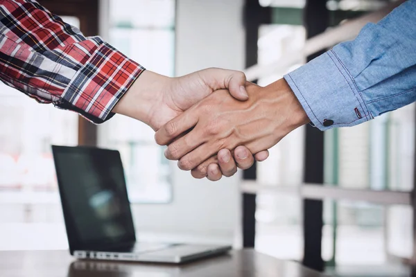 Takım çalışması iş ortaklık anlaşmasının iyi işbirliği, iş adamı ve müşteri, ticaret sözleşme ve şirket, Toplantı ve tebrik kavramı için yeni projeler arasında istişare sonra.