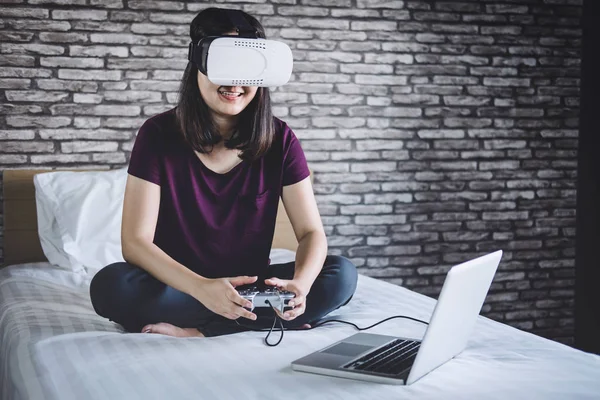 Jovem Mulher Divertir Realidade Virtual Fone Ouvido Óculos Jogando Vídeo — Fotografia de Stock