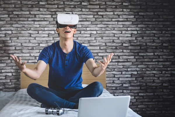 Hombre Joven Con Auriculares Realidad Virtual Gafas Jugando Videojuegos Apuntando —  Fotos de Stock