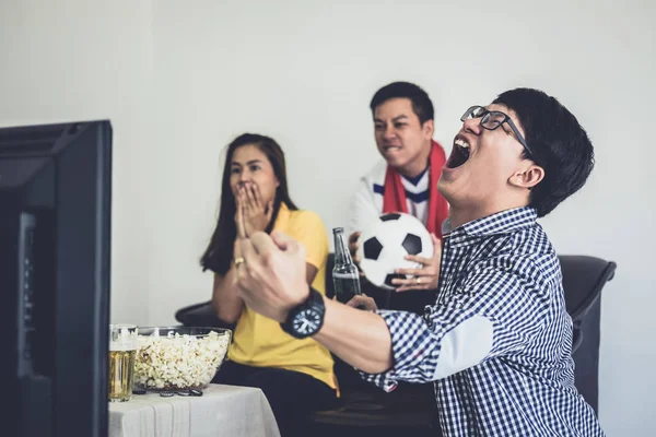 Skupina Přátel Fanclub Sledují Fotbalový Zápas Televizi Jásající Fotbalový Klub — Stock fotografie