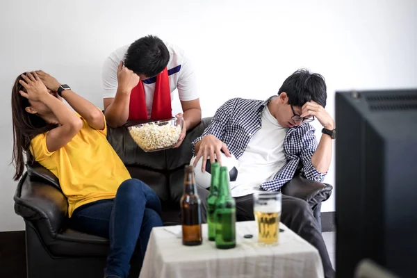 Freundeskreis Fanclub Schaut Fußballspiel Fernsehen Und Jubelt Fußballmannschaft Feiert Mit — Stockfoto