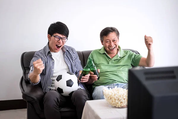 Mladý Asiat Otec Sledoval Fotbalový Zápas Televizi Jásající Fotbalový Klub — Stock fotografie