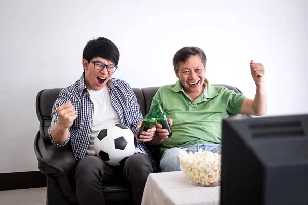 Jovem Asiático Homem Pai Assistindo Jogo Futebol Torcendo Time Futebol — Fotografia de Stock