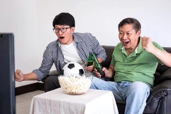 Jovem Asiático Homem Pai Assistindo Jogo Futebol Torcendo Time Futebol — Fotografia de Stock