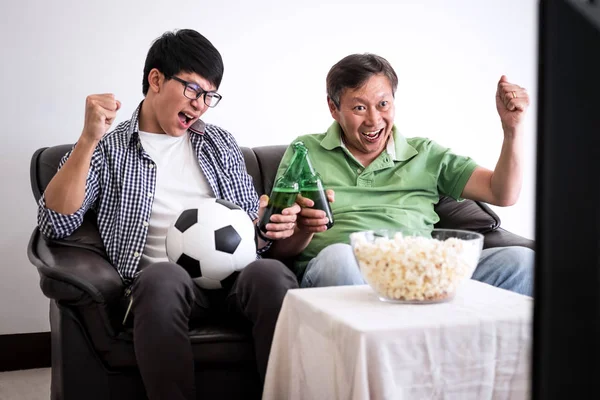 Jovem Asiático Homem Pai Assistindo Jogo Futebol Torcendo Time Futebol — Fotografia de Stock