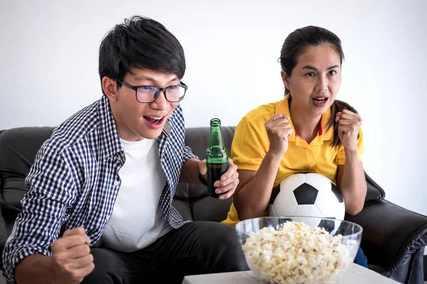 Joven Pareja Asiática Encanta Ver Partido Fútbol Televisión Animar Equipo —  Fotos de Stock