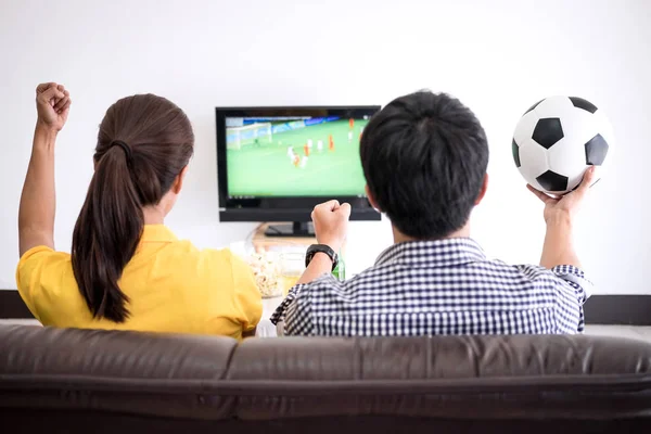 Joven Pareja Asiática Encanta Ver Partido Fútbol Televisión Animar Equipo —  Fotos de Stock