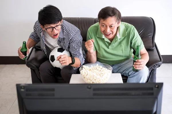 Joven Asiático Hombre Padre Viendo Partido Fútbol Televisión Animando Equipo —  Fotos de Stock