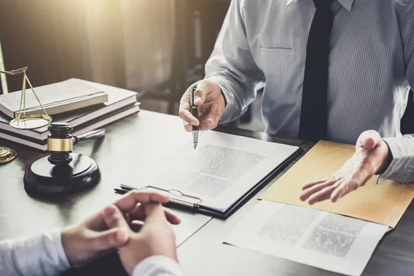 Hombre Negocios Abogado Masculino Juez Consultan Teniendo Reunión Equipo Con —  Fotos de Stock