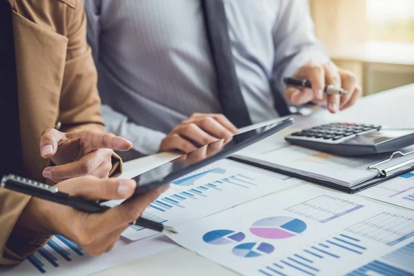 Ortak toplantı iş insanlar meslektaşları danışmanlık ve pazarlama planı tartışma konsepti mali rapor üzerine toplantı ve yatırım proje geliştirme için analiz başarı için büyümek.