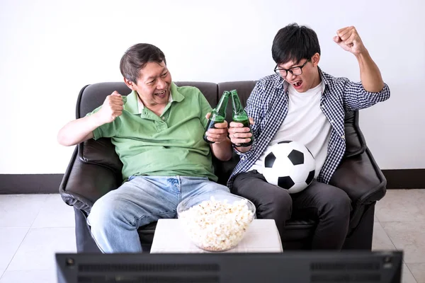 Joven Asiático Hombre Padre Viendo Partido Fútbol Televisión Animando Equipo —  Fotos de Stock