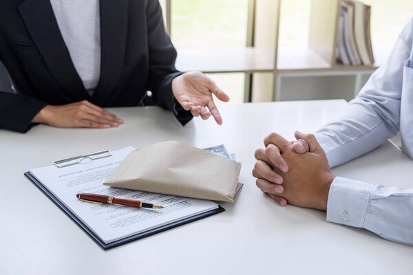 Подкуп и коррупция концепции, взятка в виде долларовых купюр, бизнесмен дает деньги в конверте при заключении сделки по заключению контракта на недвижимость и финансовой корпорации
.