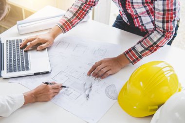 Mimar ya da toplantı planı ilerleme, inşaat ve yapı kavramı içinde mimari projesi için ortak çalışma.