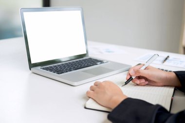 Kadın muhasebeci hesaplamalar ve mali analiz verileri hesap makinesi ve dizüstü finansman, muhasebe, finans, iş iş, Ekonomi, tasarruf bankacılık kavramı grafik.