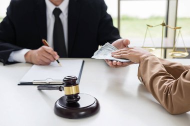 Rüşvet ve yolsuzluk kavramı, rüşvet dolar faturaları, anlaşmaya Emlak sözleşme anlaşma yapma yardımcı olur ise erkek avukat için para veren işkadını şeklinde ve finansal kurumsal.