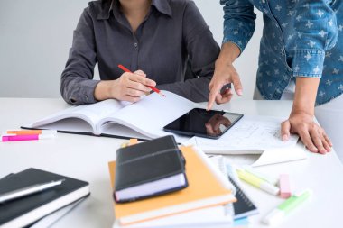 Ders kitapları arkadaş grubu genç öğrenciler kampüs veya sınıf arkadaşları yardımcı öğretim, öğrenme, insanlar, teknoloji, eğitim okul kavramı çalışma kitabı yakalamak ve sınıf, ders öğrenme dostum.