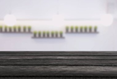 Boş ahşap masa ve soyut restoran veya kahve dükkanı için ürün görüntüsünü veya montaj için önünde arka plan bulanık.