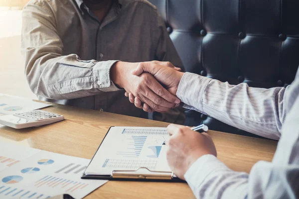 Treffen Und Grußworte Zwei Leitende Geschäftsleute Handschlag Nach Beratung Und — Stockfoto