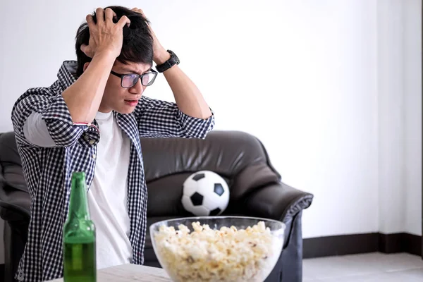 Junger Asiatischer Männerfanclub Schaut Fußballspiel Fernsehen Und Jubelt Fußballmannschaft Feiert — Stockfoto
