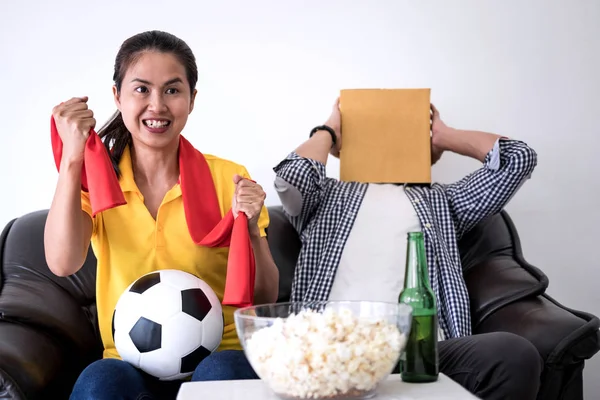 Joven Pareja Asiática Encanta Ver Partido Fútbol Televisión Animar Equipo —  Fotos de Stock