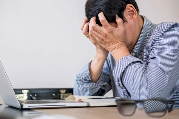 Image Frustrated Stressed Business Man Graph Business Computer Laptop Workplace — Stock Photo, Image