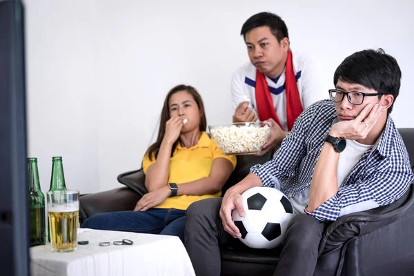 Grupo Amigos Fanclub Viendo Partido Fútbol Televisión Animando Equipo Fútbol —  Fotos de Stock