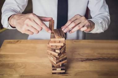 Görüntüleri el koyarak ve ahşap blok Kulesi, alternatif risk kavramı, plan ve strateji iş, Risk için yapmak iş büyüme kavramı ile ahşap bloklar çekerek iş adamları.