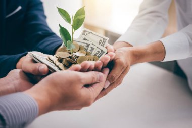 İş ekibi altın sikke ve banknot, iş yatırım ve Strateji kavramı büyüyen bitki çimlenme tutarak ellerinde.