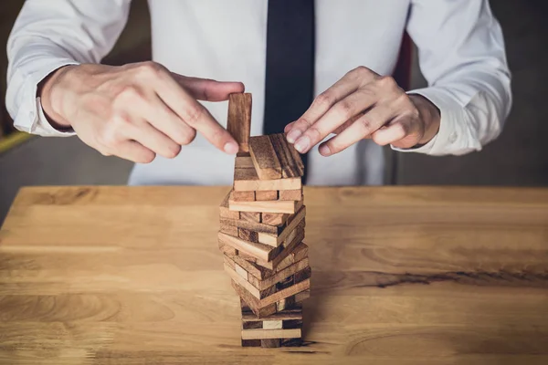 Imagens Mão Empresários Colocando Puxando Bloco Madeira Torre Conceito Risco — Fotografia de Stock