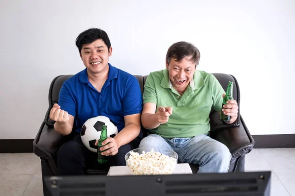 Νέοι Ασιατικές Άνθρωπος Και Πατέρας Βλέποντας Ποδόσφαιρο Αγώνα Στην Τηλεόραση — Φωτογραφία Αρχείου