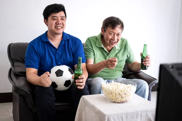 Jovem Asiático Homem Pai Assistindo Jogo Futebol Torcendo Time Futebol — Fotografia de Stock