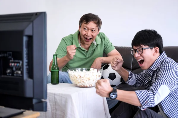 Joven Asiático Hombre Padre Viendo Partido Fútbol Televisión Animando Equipo —  Fotos de Stock
