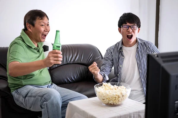 Joven Asiático Hombre Padre Viendo Partido Fútbol Televisión Animando Equipo —  Fotos de Stock