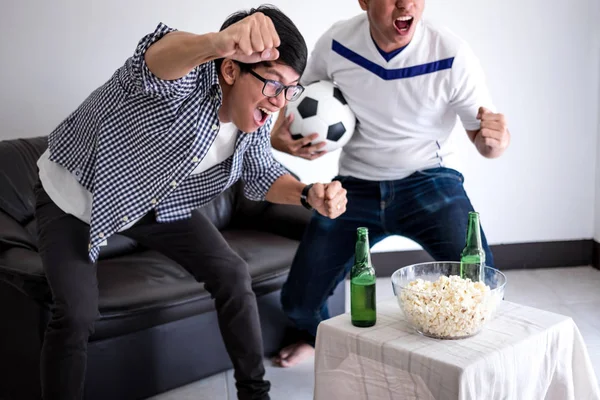 Joven Feliz Asiático Hombres Familia Aficionados Fútbol Viendo Partido Fútbol —  Fotos de Stock