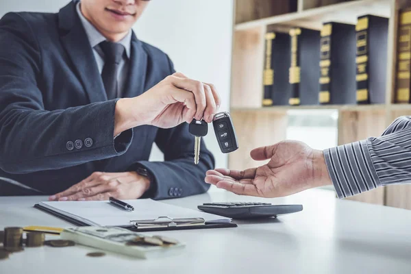 Verkoper Verzenden Sleutel Tot Klant Veel Overeenkomst Succesvolle Auto Lening — Stockfoto