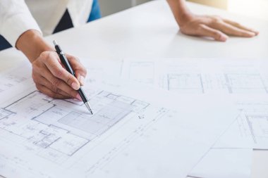 Proje, mimar ya da ilerleme, inşaat ve yapı kavramı içinde mimari projesi için plan üzerinde çalışan için çalışma alanı öğeleri araçları.