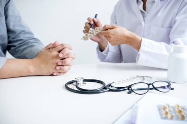Danışmanlık hasta doktor ve tedavi yöntemleri ve nasıl vücut rehabilite ve ilaç tavsiye.