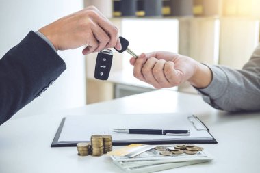 Satıcı göndermek anahtar için iyi bir anlaşma anlaşma sonra müşteri başarılı otomobil kredisi sözleşme satın alma veya satış yeni araç.