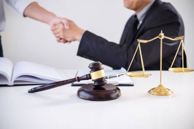 Erkek bir avukat ve işadamı müşteri, finansal yatırım, vergi ve gayrimenkul kavramı, karşılıklı müşteri servisi iyi işbirliği sonra şirket arasında Danışma.