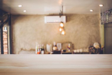 Boş ahşap masa ve soyut restoran veya kahve dükkanı için ürün görüntüsünü veya montaj için önünde arka plan bulanık.