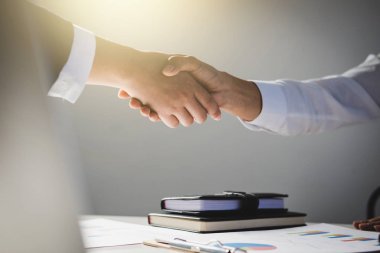 Ekip çalışması süreci, el sıkışma tebrik iş takım görüntüsü. İyi bir anlaşma, başarı, ilgili, tebrik ve iş ortağı sonra başarılı iş insanlar el sıkışma.