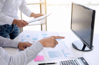 Bankacılık, hesaplamak sunan iş ortağı ve analizi hisse senedi endeksleri mali ve finansal maliyetler ile akıllıca ve dikkatli bir şekilde iş muhasebeci, yatırım ve Finans kavramı.