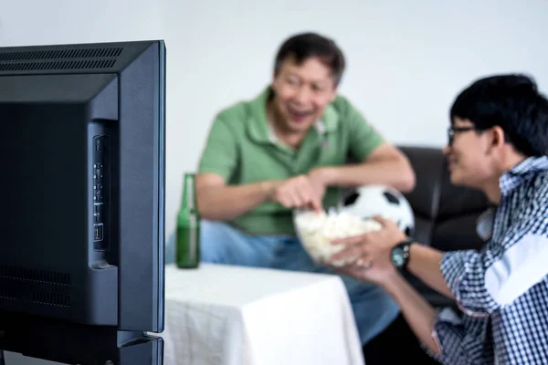 Joven Asiático Hombre Padre Viendo Partido Fútbol Televisión Animando Equipo —  Fotos de Stock