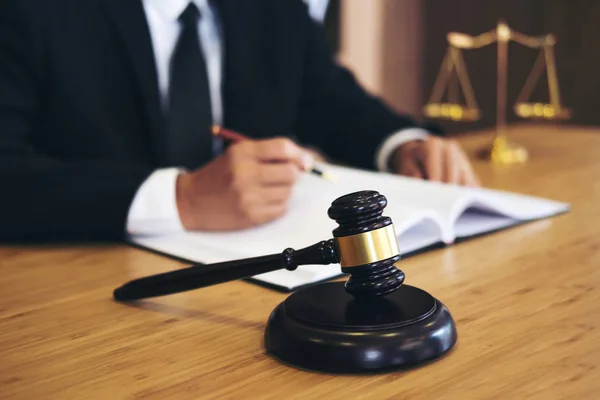 Keurmeester Hamer Met Justitie Advocaten Zakenman Pak Advocaat Werkt Aan — Stockfoto