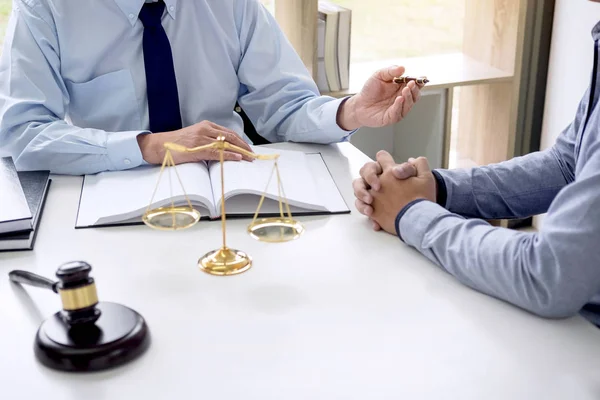 Rechter Hamer Met Schubben Van Rechtvaardigheid Mensen Uit Het Bedrijfsleven — Stockfoto