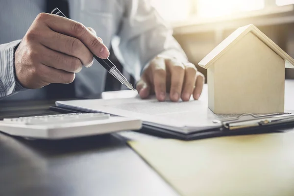 Geschäftsmann Oder Rechtsanwalt Buchhalter Arbeiten Finanzinvestitionen Büro Mit Taschenrechner Analyse — Stockfoto