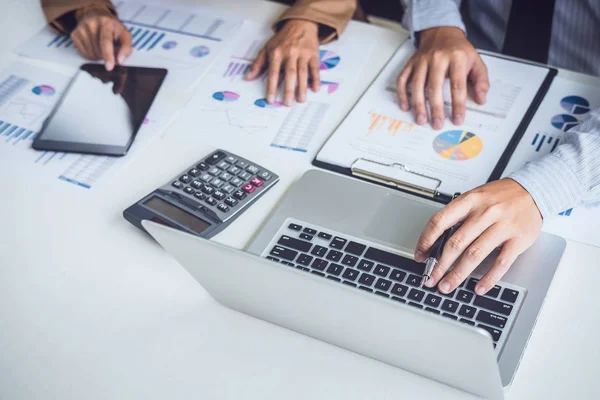 Conferência Empresários Discutir Gráficos Gráficos Que Mostram Resultados Seu Trabalho — Fotografia de Stock