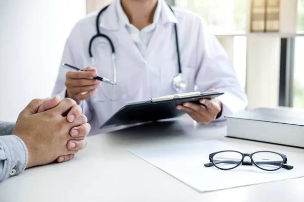 Doctor Filling History Form While Consulting Patient Recommend Treatment Methods — Stock Photo, Image