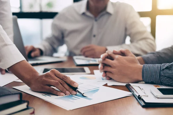 Los Colegas Del Equipo Empresarial Reúnen Con Inversor Profesional Conferencia — Foto de Stock