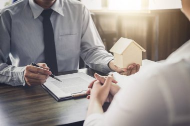 Ev kredisi sigorta, erkek avukat veya yargıç istemci ile danışmak ve hukuk kitapları ile çalışan office, hukuk ve adalet kavramı tablosundaki olgu sunumu.